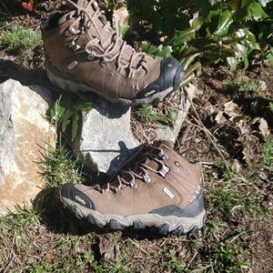 Brown Lace Up Boots with Suede Finish and Reinforced Toe
